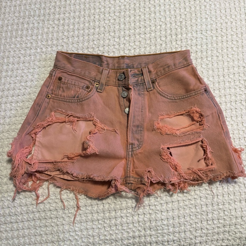 Vintage Levi’s Vintage High Waisted distressed ripped Jean shorts Sz 26 CORAL